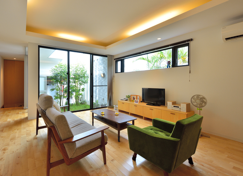 内外が緩やかにつながった シンボルツリーがそよぐ家