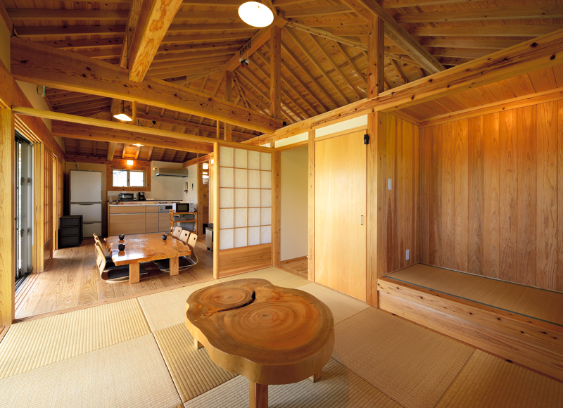 沖縄らしさを今に紡ぐ　おおらかで小さな木の家