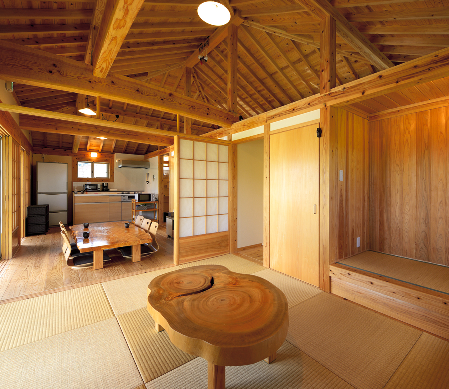 沖縄らしさを今に紡ぐ　おおらかで小さな木の家