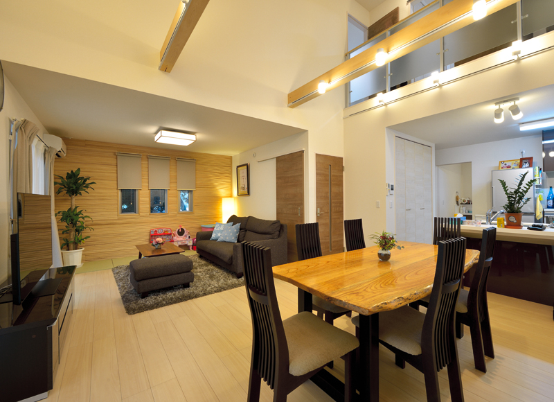 吹き抜けの空間が 上下階をゆるやかにつなぐ、明るく開放的な家