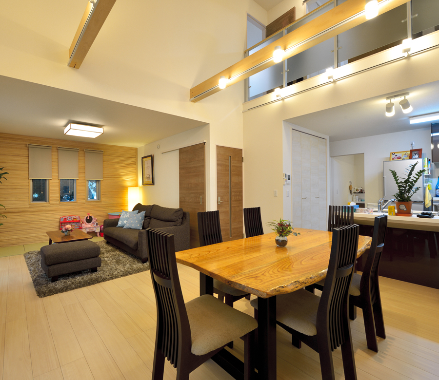 吹き抜けの空間が 上下階をゆるやかにつなぐ、明るく開放的な家