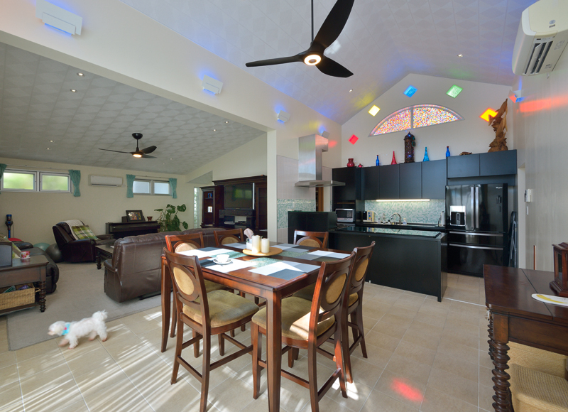 多彩な色と光をまとった中庭のあるリゾート空間