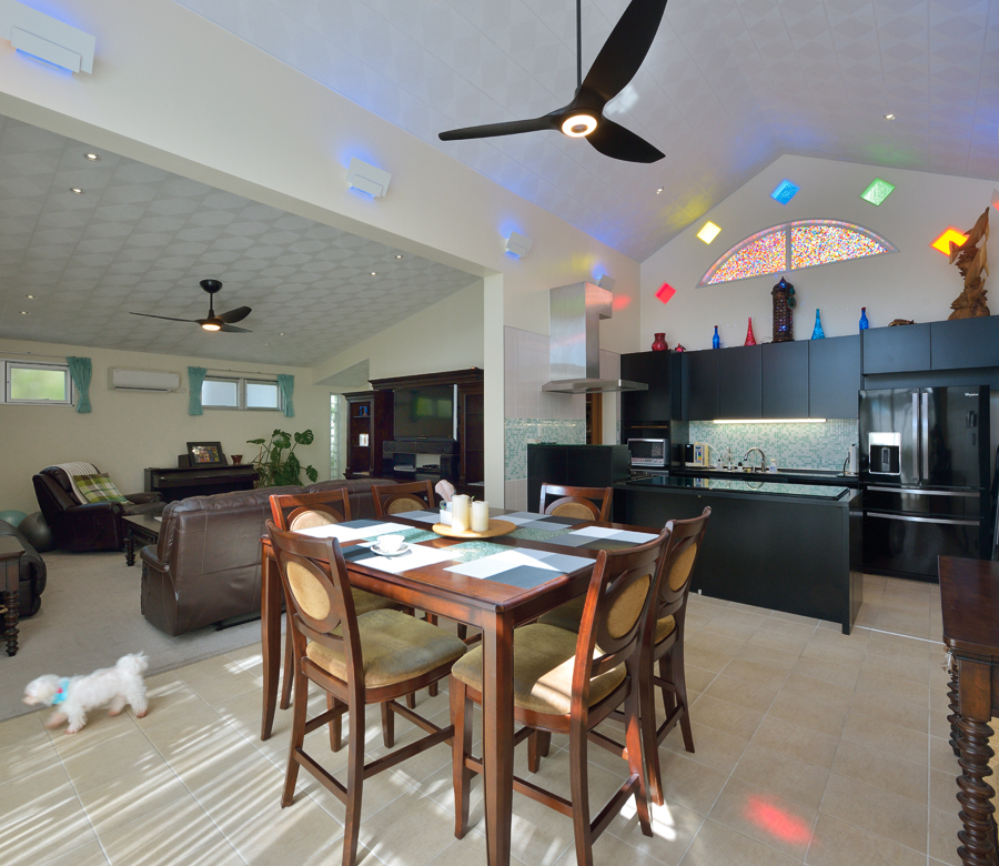 多彩な色と光をまとった中庭のあるリゾート空間