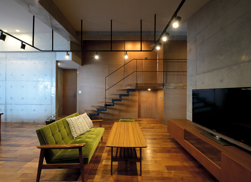 大容量の「蔵」（※）を持つ 打ち放しと木が調和した家