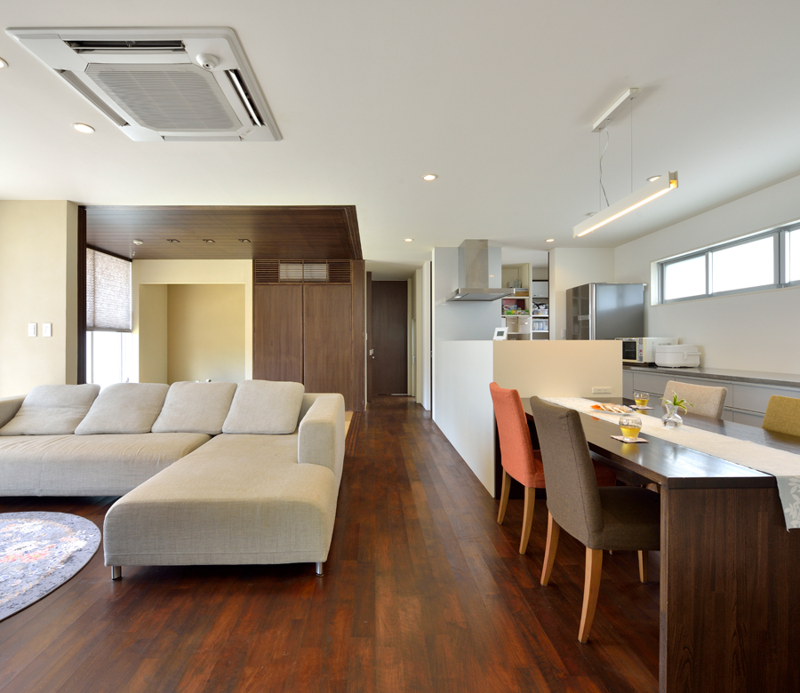 パブリック空間とプライベート空間が心地よくつながる家