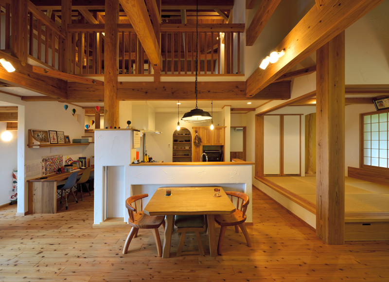 眺望と木のぬくもりに安らぐ
居場所がいっぱいの家