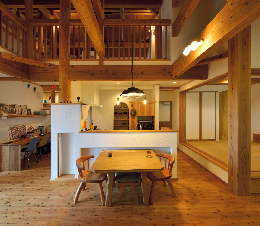 眺望と木のぬくもりに安らぐ
居場所がいっぱいの家