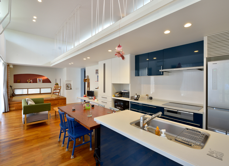 家中に視線が真っすぐ伸びる
リズミカルな外観の明るい箱