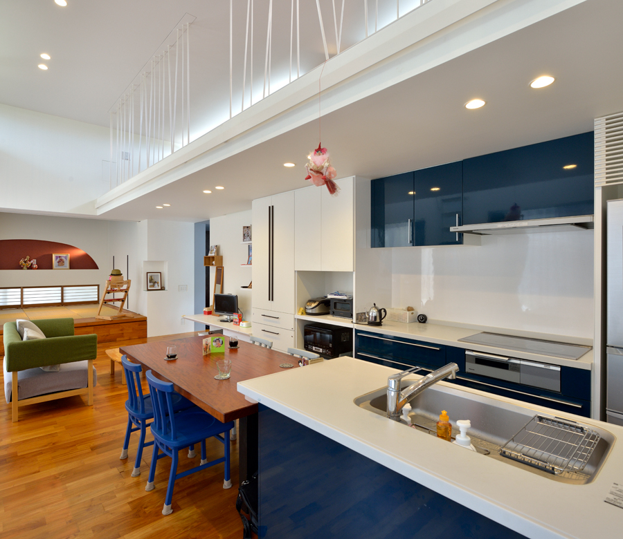 家中に視線が真っすぐ伸びる
リズミカルな外観の明るい箱