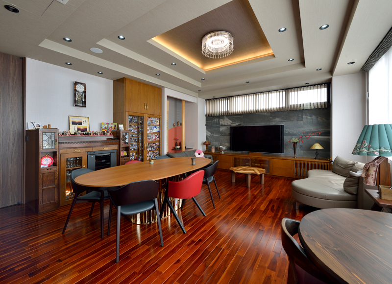 気積を大きく、素材にこだわり。
眼福を極めた職住一体型の家