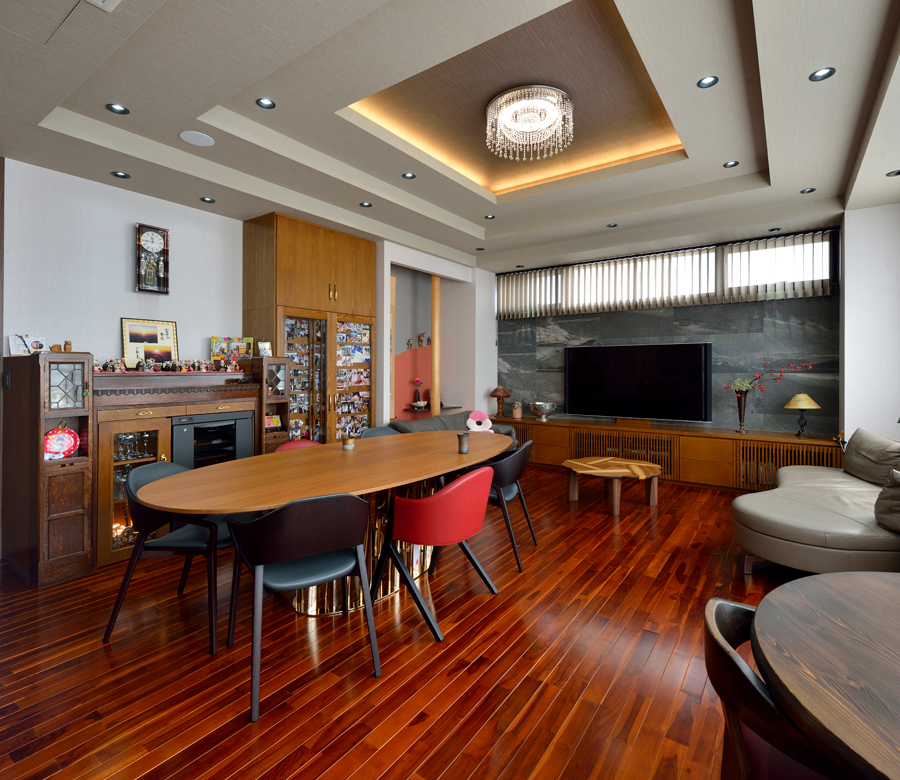 気積を大きく、素材にこだわり。
眼福を極めた職住一体型の家