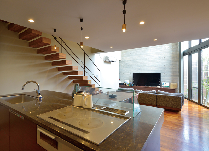 中庭を囲んで家族が集う
緑を感じ、青空を仰ぐ家