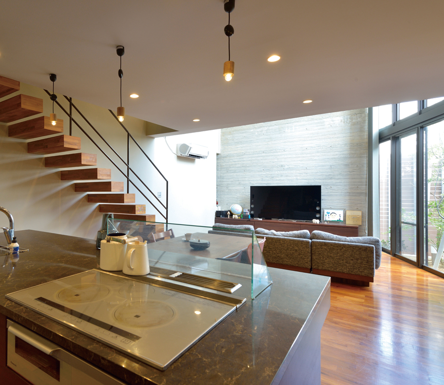 中庭を囲んで家族が集う
緑を感じ、青空を仰ぐ家