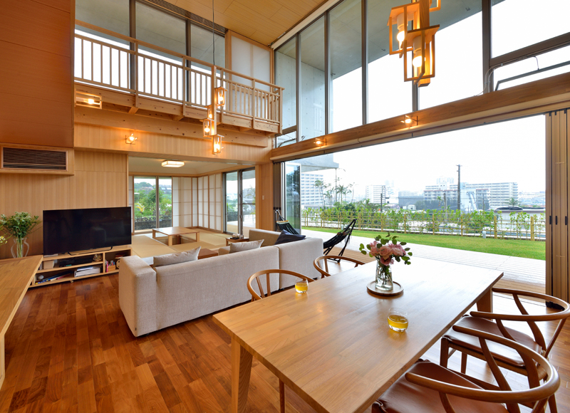 進化した雨端が内外をつなぐ
光と風に包まれた住まい