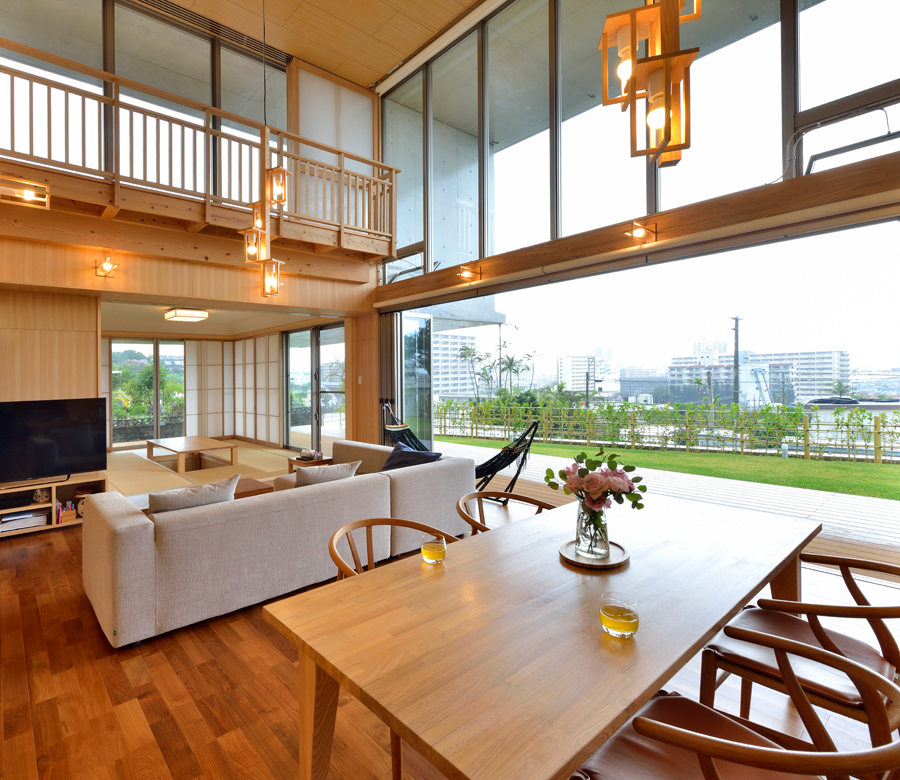 進化した雨端が内外をつなぐ
光と風に包まれた住まい