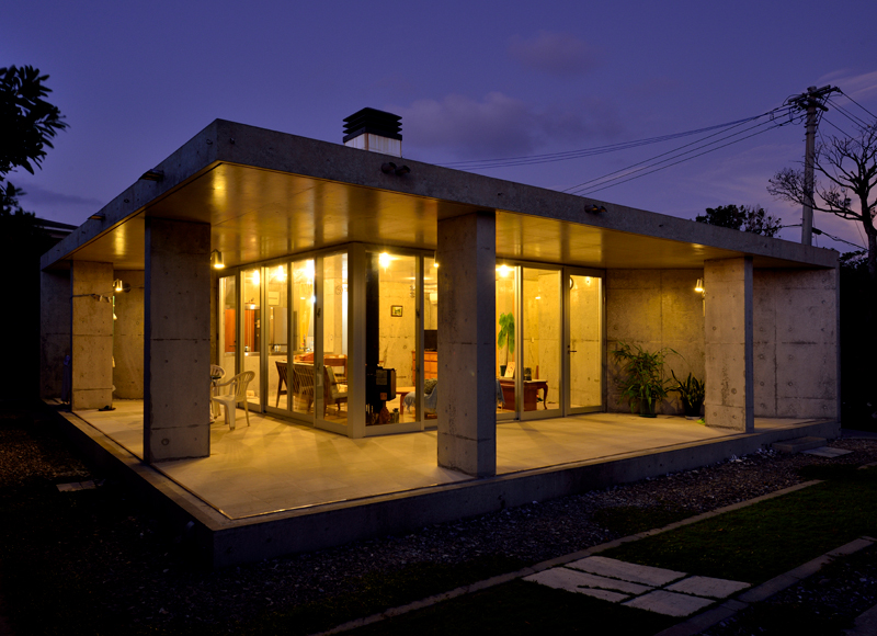 緑深い山中にたたずむ
コンクリートとガラスの家