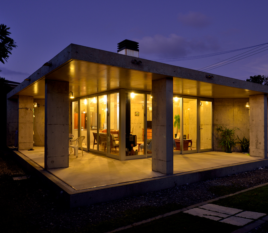 緑深い山中にたたずむ
コンクリートとガラスの家