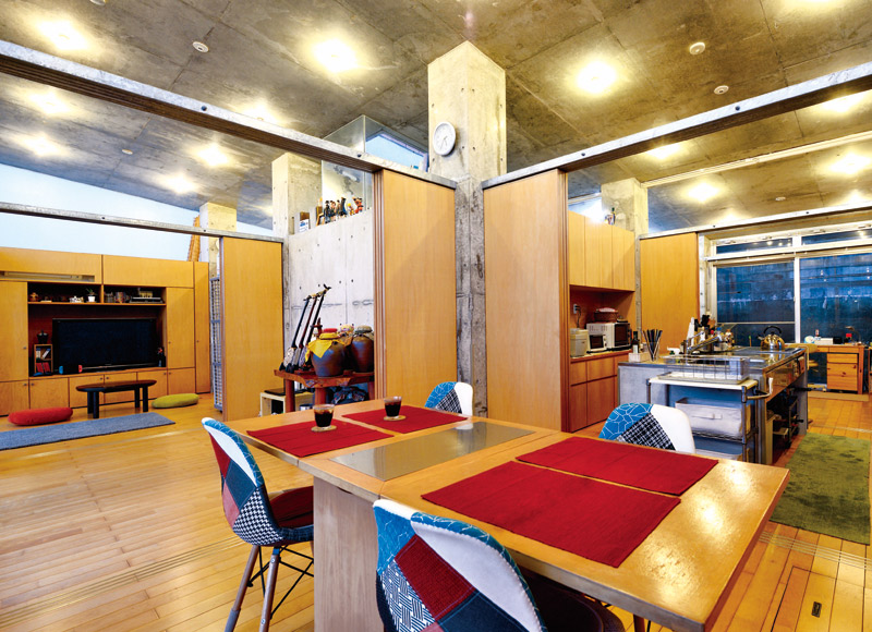 浮遊する屋根の下間取りが「八変化」する家