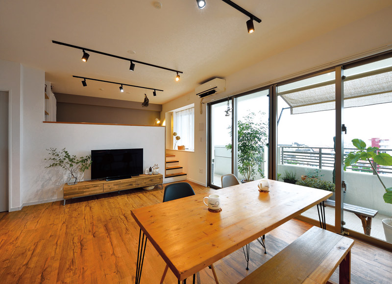 築浅マンションを
個性的にリノベーション
緩やかな仕切りが家族を結ぶ家