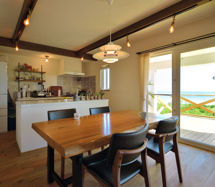 木と漆喰で海を切り取った
笑顔あふれる眺望の家