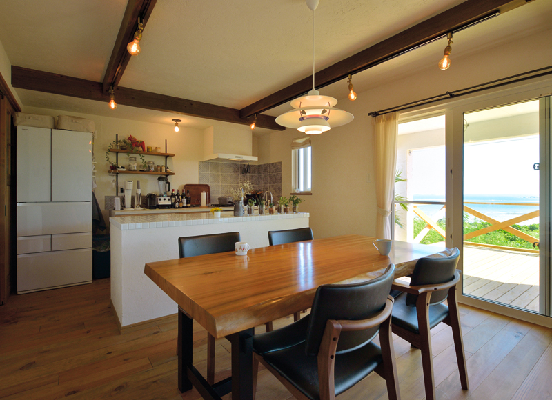 木と漆喰で海を切り取った
笑顔あふれる眺望の家