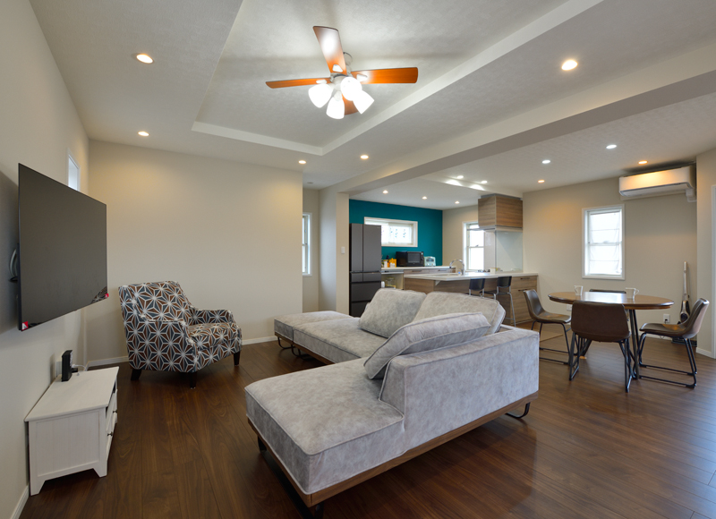 敷地の条件を昇華した３階建ての家を 
外人住宅風に仕上げる