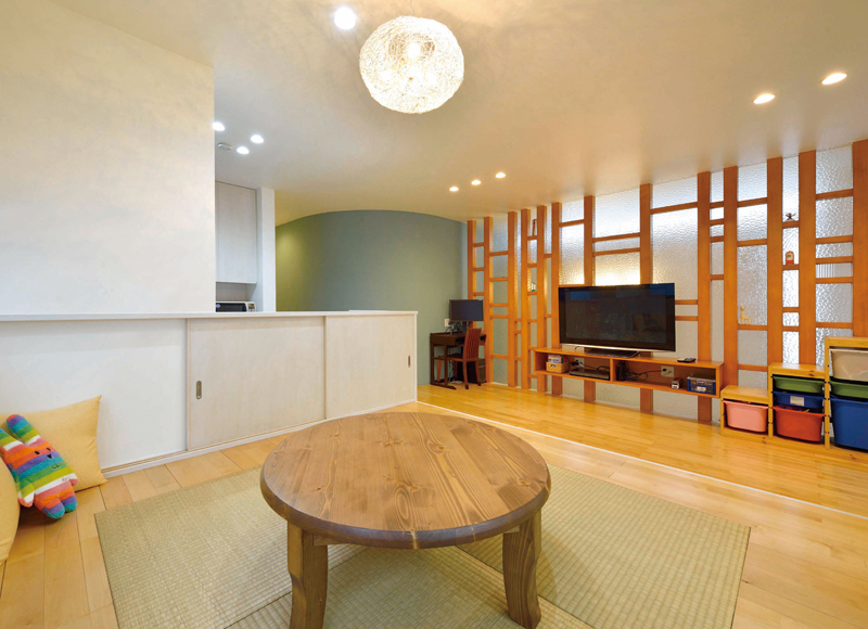 大小の箱を重ねたようなダイナミックな外観の内部は
明るく伸びやかな空間