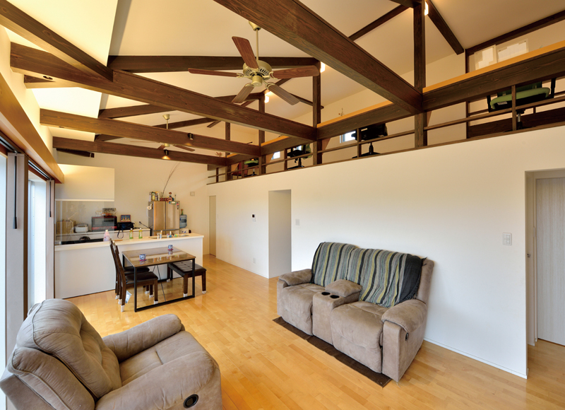 ロフトが生み出すほどよい距離感
構造の特徴をプランに生かした木造住宅