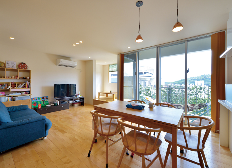 開放感ある眺望を活かし暮らしをデザイン
斜面地に建つ3階建ての家