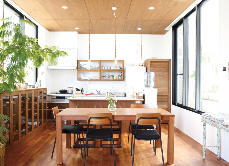 傾斜地の形状に合わせたスキップフロアで
家族の気配を感じる空間に

