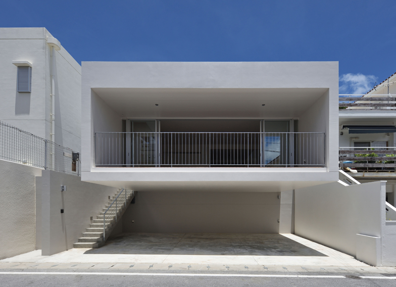 室内外がフラットにつながり、フレッシュな光と風を招く
筒のような大開口を持つ家
