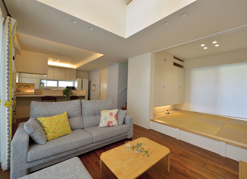 家事・子育てがしやすい動線の家
小さな「仕掛け」を積み重ねてメリハリの効いた開放感を実現
