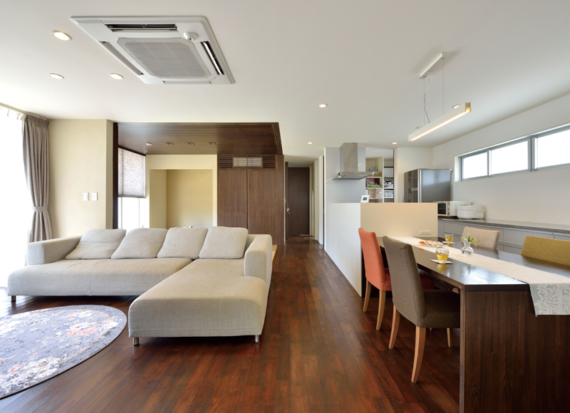 パブリック空間とプライベート空間が
心地よくつながる家