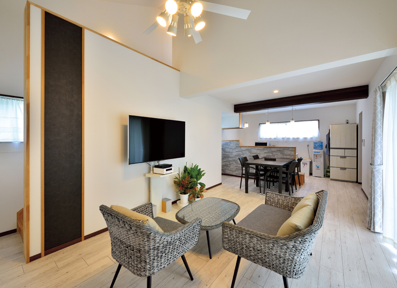 勾配天井を生かして開放感を高めた
コンパクトな大空間

