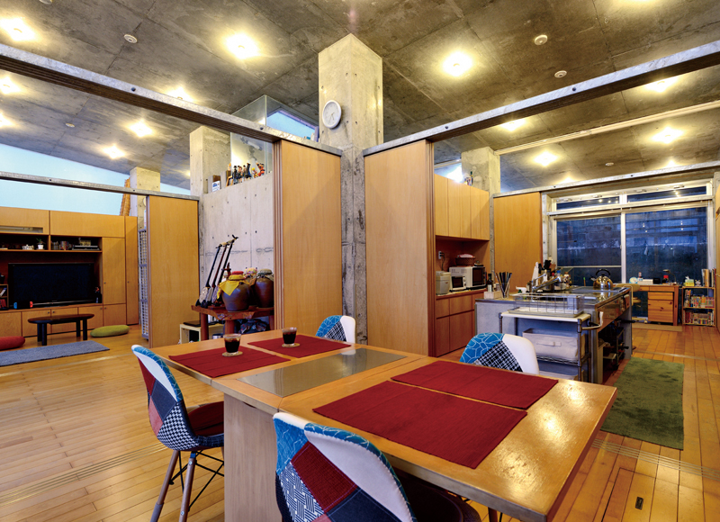 間取りが自在に「八変化」
浮遊感のある屋根が魅せる機能美を生かした外観デザインの家