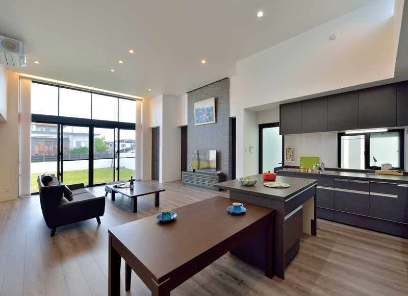 おもてなしの場と家族の暮らしやすさを両立した
おおらかでモダンな家
