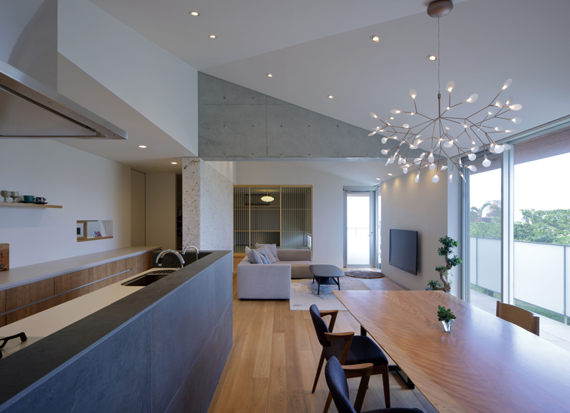 都市部でも暮らしのびのび
回遊性のある動線が心地よい人・風・光が巡る二世帯住宅