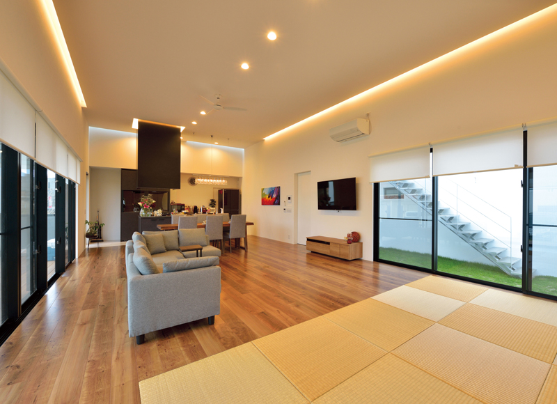 地域の記憶に寄り添い光と風を招く
アカジャンガーの家