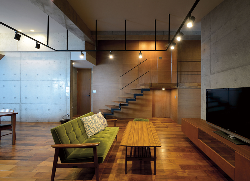 大容量の「蔵」（※）の上に居室を置いて
スキップフロアに打ち放しと木が調和した家