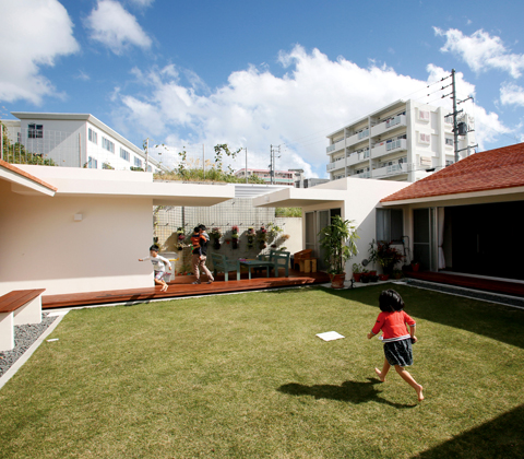 芝庭とテラスでつながる それぞれの暮らしに合わせた平屋の二世帯住宅
