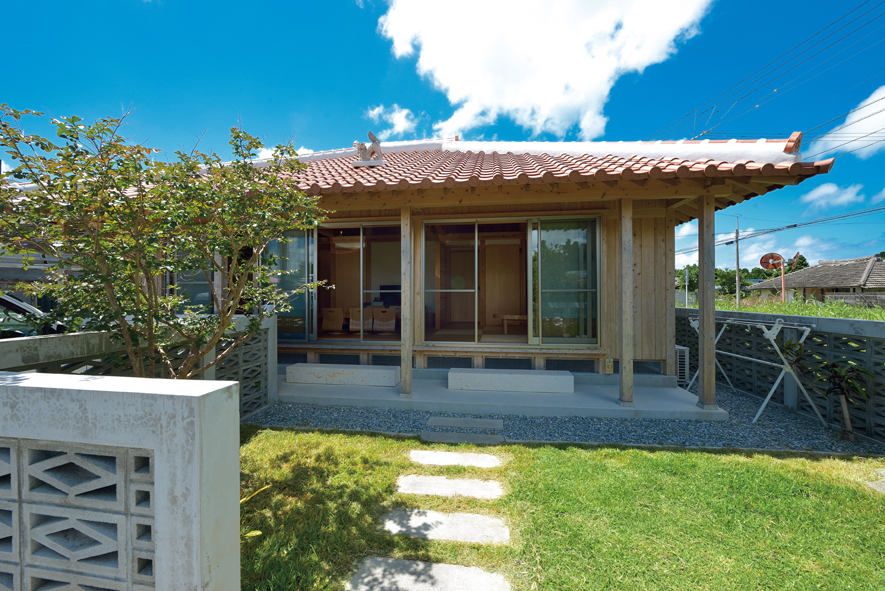 伝統の木造技術に新しい工法を取り入れて 沖縄の風土気候に適した木の家