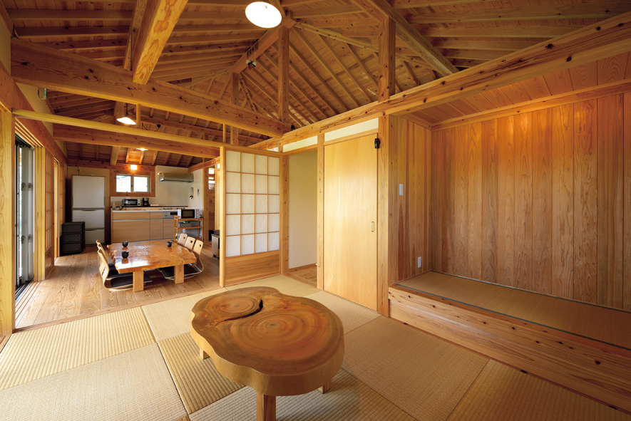 伝統の木造技術に新しい工法を取り入れて 沖縄の風土気候に適した木の家
