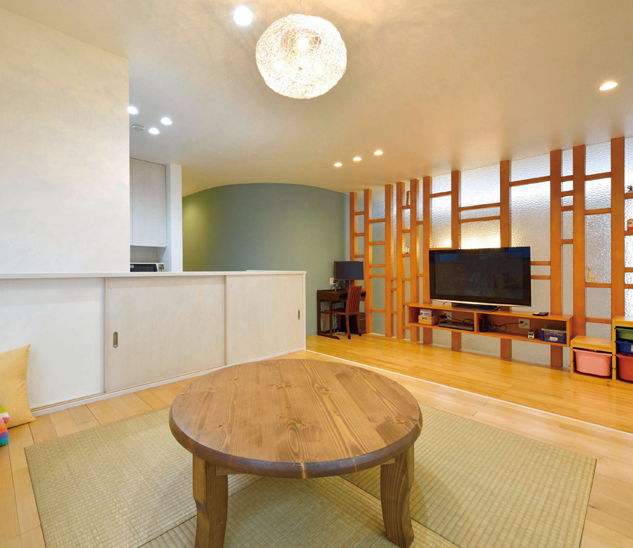 大小の箱を重ねたようなダイナミックな外観の内部は
明るく伸びやかな空間