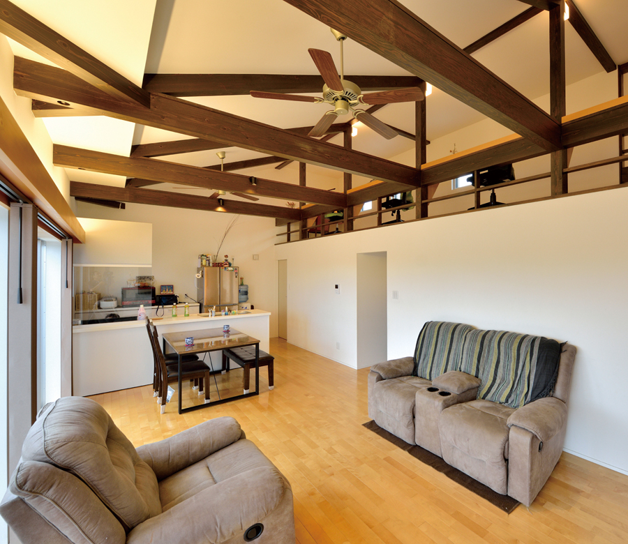 ロフトが生み出すほどよい距離感
構造の特徴をプランに生かした木造住宅