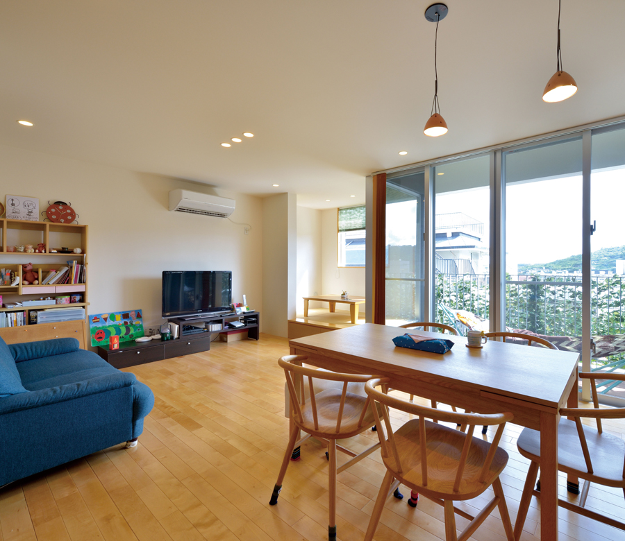 開放感ある眺望を活かし暮らしをデザイン
斜面地に建つ3階建ての家