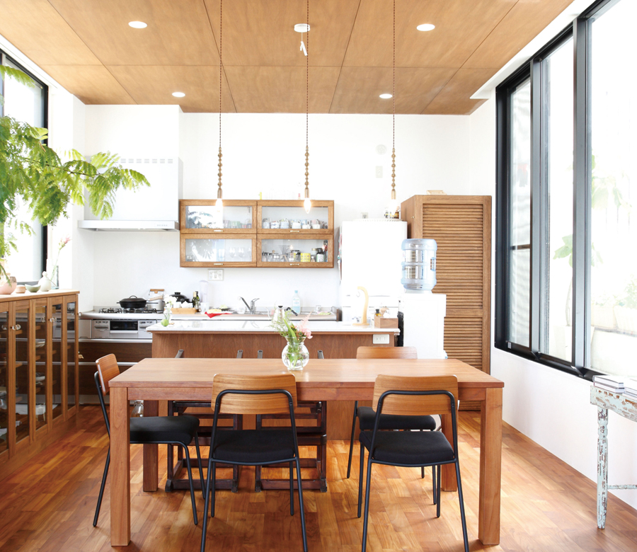 傾斜地の形状に合わせたスキップフロアで
家族の気配を感じる空間に

