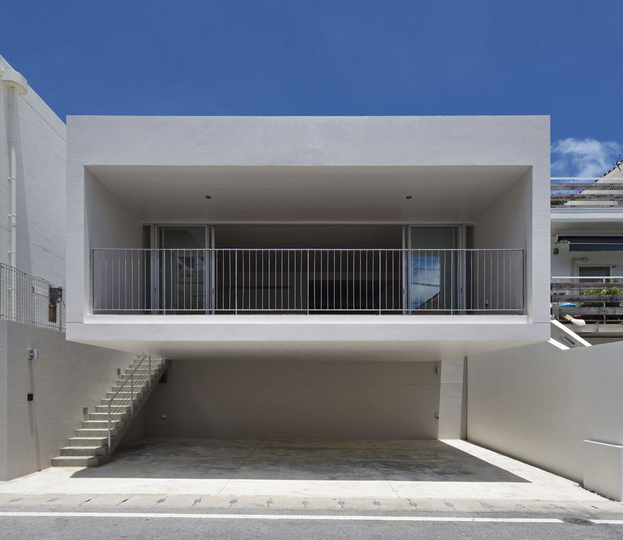 室内外がフラットにつながり、フレッシュな光と風を招く
筒のような大開口を持つ家
