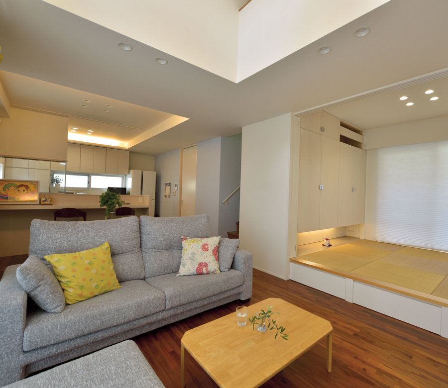 家事・子育てがしやすい動線の家
小さな「仕掛け」を積み重ねてメリハリの効いた開放感を実現
