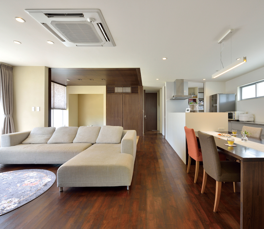 パブリック空間とプライベート空間が
心地よくつながる家