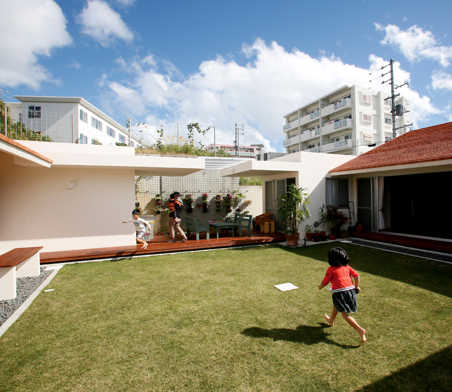 芝庭とテラスでつながる
それぞれの暮らしに合わせた平屋の二世帯住宅